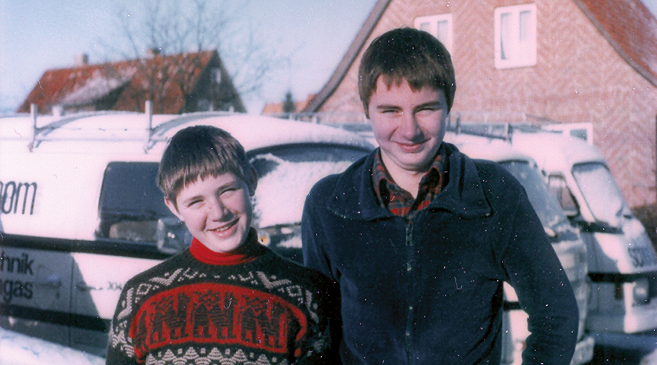 Die Brüder Dirk und Jörg Briesemeister stolz vor dem damaligen Fuhrpark