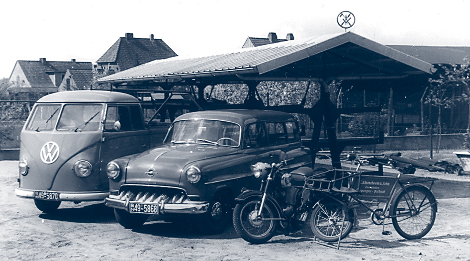 Der Fuhrpark zum 50-jährigen Geschäftsjubiläum 1956